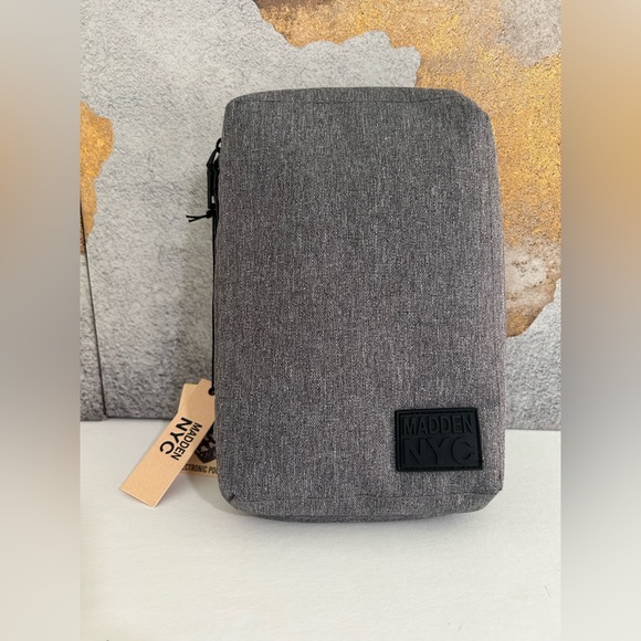 Madden NYC Electronic Pouch - Picture 6 of 6